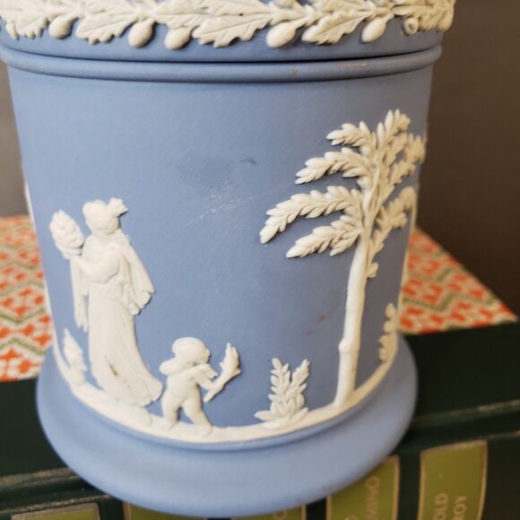 Beautiful Vintage Wedgwood Blue Jasperware Lidded Olympus Jar 5" - Picture 3 of 9